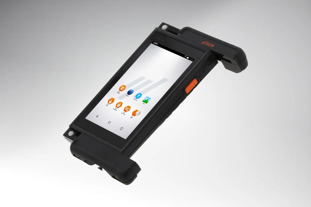 Bild 1:	Mobile Bediengeräte verschaffen Mitarbeitern mehr Bewegungsfreiheit beim einfachen Zugriff auf Maschinen, Anwendungen und Daten, gleichgültig ob in einer Produktionshalle, einem Materiallager oder auf dem freien Feld. (Urheber:ACD Elektronik)