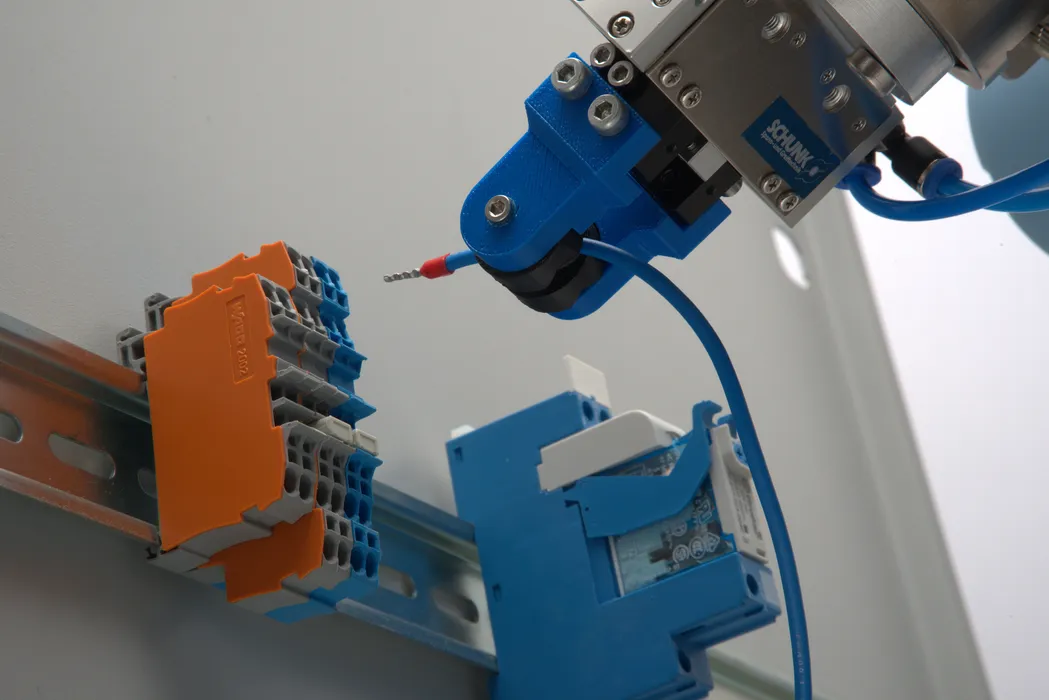 Bild 4:	Auch eine spannende Anwendung: Einstecken biegsamer Kabel z.B. bei der Schaltschrankverdrahtung per Roboter. (Urheber: ArtiMinds)