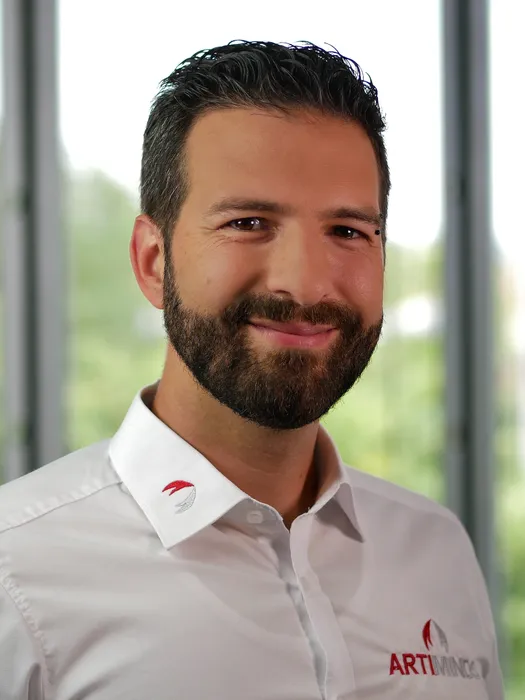 Bild 5:	Dr.-Ing. Andreas Hermann, Team Leader Advanced Robotics: „Wo wir mit Kunden in Projekten zusammenarbeiten, ist uns immer der saubere Transfer von Technologie und Wissen wichtig. Wir stellen unseren Kunden alle Projektdateien zur Verfügung, sodass sie zukünftige Änderungen selbst vornehmen können. Bei anderen Dienstleistern wird oft schon für die nächste kleine Änderung wieder externe Hilfe benötigt, das ist bei uns anders.“ (Urheber: ArtiMinds)