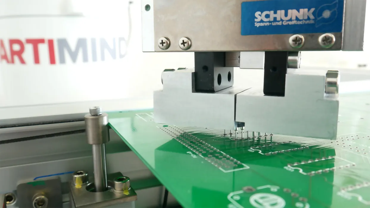 Bild 6:	Mit dieser Art der Programmierung werden nun neue Anwendungen wie zum Beispiel auch die Durchsteckmontage (Through Hole Technology – kurz THT) realistisch umsetzbar. (Urheber: ArtiMinds)