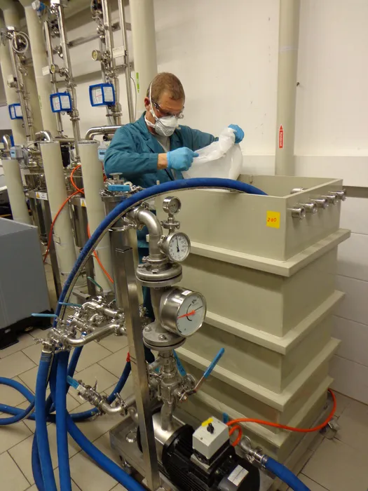 Mitarbeiter bei dem Chemikalienansatz für die Passivierung