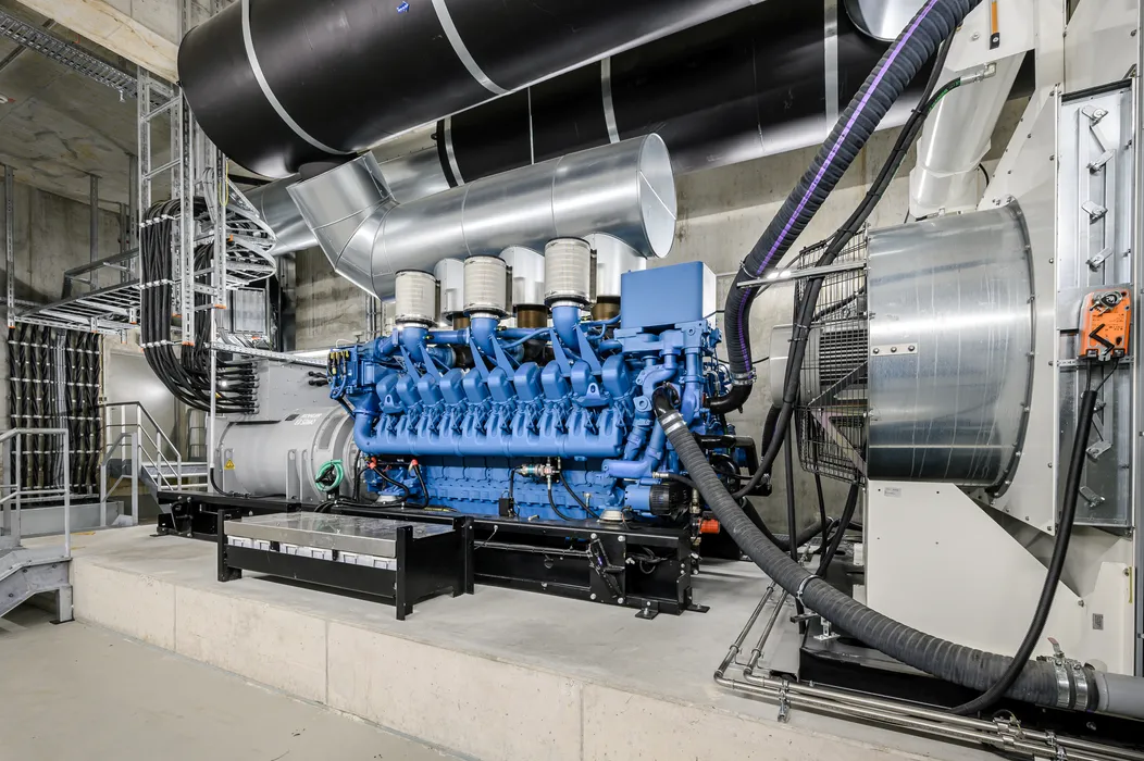 Bild 3: Die neue Notstromversorgung der Kopfklinik. Der installierte 20-Zylinder-Dieselmotor der Notstromanlage übernimmt spätestens nach 15 Sekunden die Stromversorgung. Bei einem Notfall kann er die Kopfklinik mindestens 24 Stunden lang versorgen. (Urheber: Simon Braun)