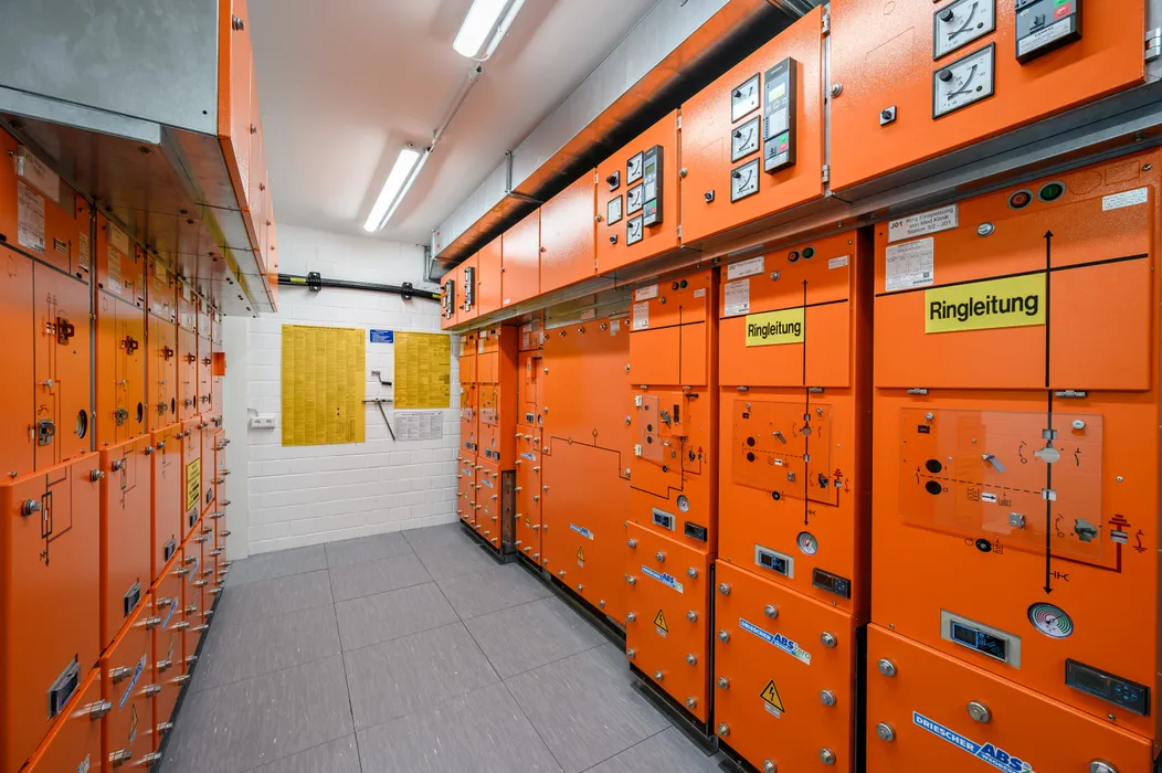 Bild 5: Eine von zwei neuen 20-kV-Mittelspannungsanlagen mit jeweils zwanzig Feldern. (Urheber: Simon Braun)