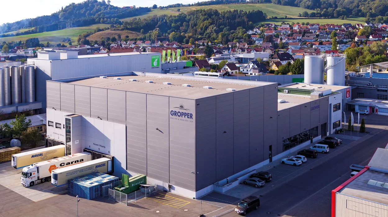 Bild 1: Das Familienunternehmen Gropper produziert an seinem Standort in Stockach Direktsäfte für Handelsunternehmen in ganz Europa. An zwei Abfüllanlagen übernehmen die Servicetechniker von Bürkert die jährliche Wartung der Ventile im Füllbereich. (Quelle: Gropper Fruchtsaft GmbH & Co. KG)
