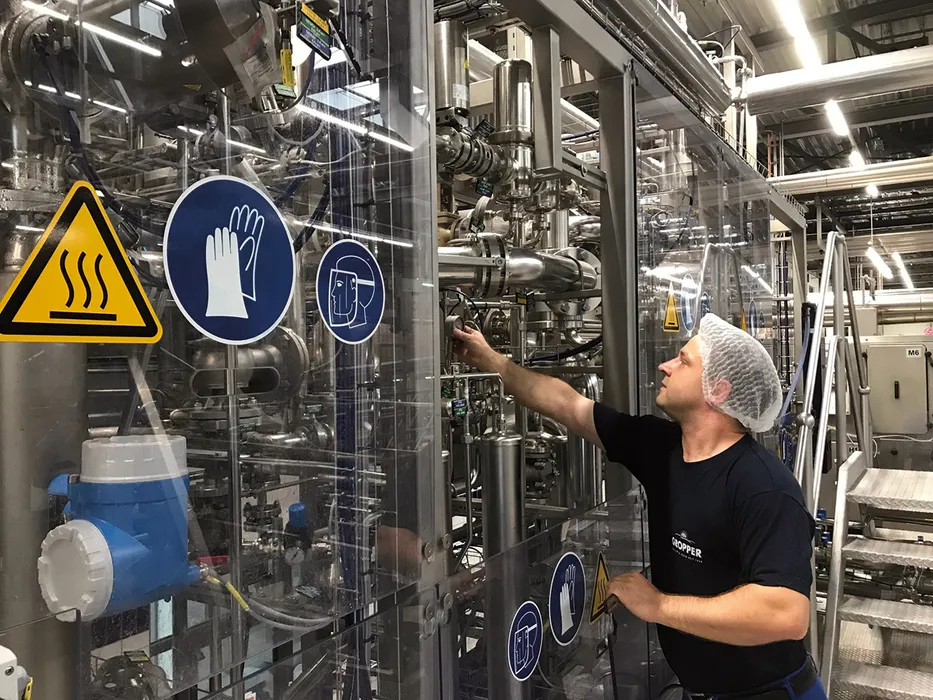 Bild 2: Matthias Theuerkauf, Leiter Instandhaltung bei Gropper am Standort Stockach: „Die Techniker haben viel Erfahrung, das Team ist eingespielt, arbeitet eigenständig und integriert sich perfekt in unseren Betriebsablauf. (Quelle: Gropper Fruchtsaft GmbH & Co. KG)