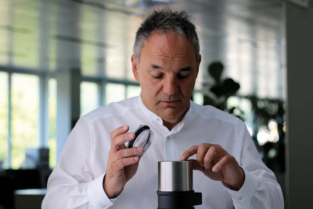 Bild 4:	Thomas Wetschei, Leiter des BürkertPlus-Service: „Durch unser umfassendes Fluidik-Know-how und breites Applikationswissen verstehen wir den Kunden und seine Anwendungen und können auf dieser Basis für ihn einen Mehrwert schaffen, nämlich ein ganzheitliches und individuelles Konzept zur Steigerung der Anlagenverfügbarkeit. (Quelle: Bürkert Fluid Control Systems)