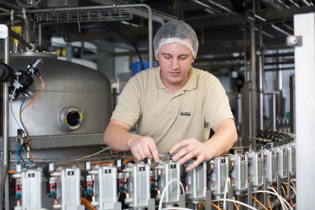 Bild 5:	Der Anwender braucht sich bei der Wartung um nichts kümmern. Das Techniker-Team hat alle Werkzeuge und Ersatzteile dabei, auch wenn diese von anderen Herstellern stammen und bleibt vor Ort, bis die Anlage am Montagmorgen wieder erfolgreich in Betrieb gegangen ist. (Quelle: Bürkert Fluid Control Systems)