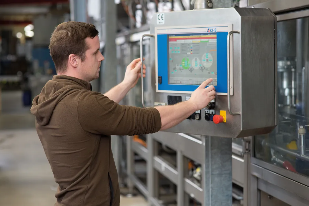 Bild 5:	Der Anwender braucht sich bei der Wartung um nichts kümmern. Das Techniker-Team hat alle Werkzeuge und Ersatzteile dabei, auch wenn diese von anderen Herstellern stammen und bleibt vor Ort, bis die Anlage am Montagmorgen wieder erfolgreich in Betrieb gegangen ist. (Quelle: Bürkert Fluid Control Systems)