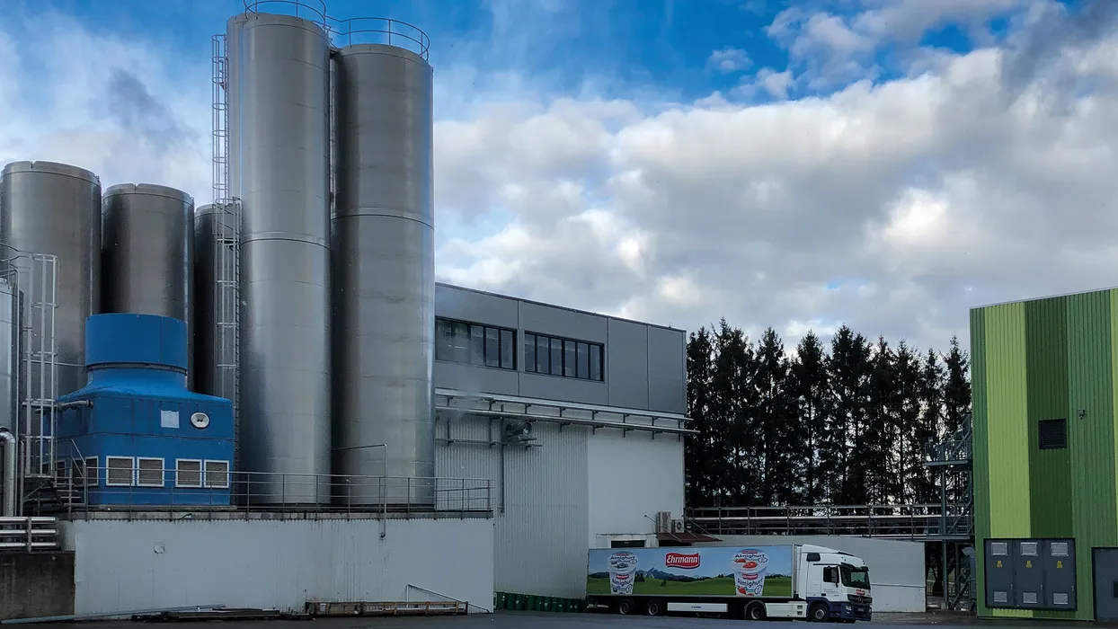 Bild 1:	Die Ehrmann SE blickt als eine der führenden Molkereien Deutschlands auf eine lange Tradition zurück. Heute überzeugt das Unternehmen mit einem vielfältigen, qualitativ hochwertigen Produktsortiment. (Quelle: Ehrmann SE) 