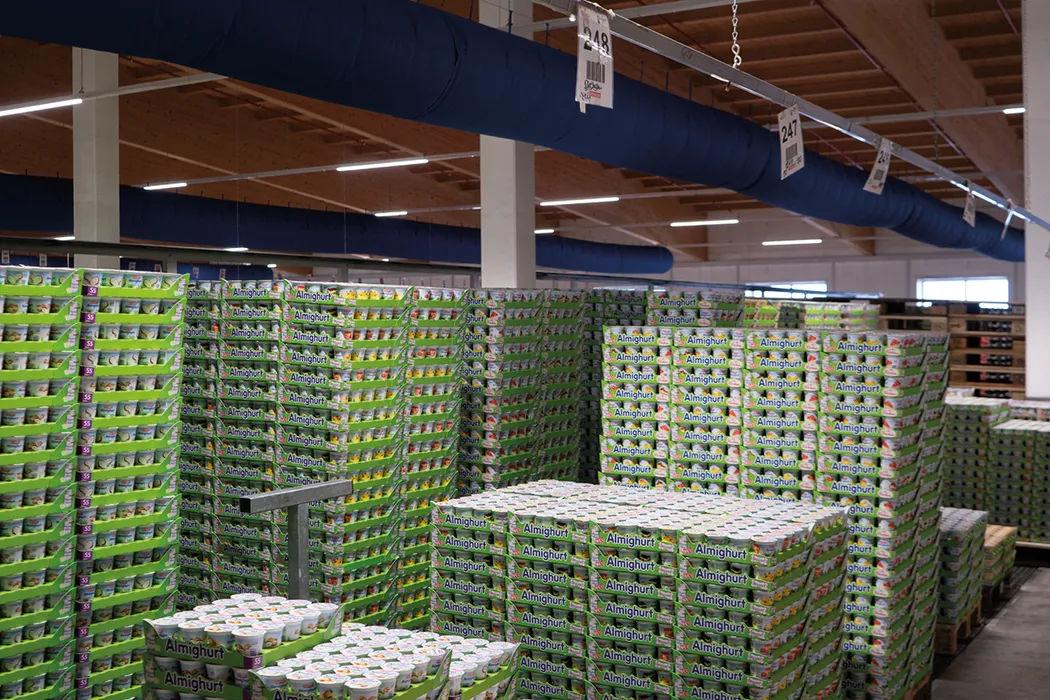 Bild 2:	Um die Produktivität zu erhöhen wurde das Steril-Tanklager, aus dem fünf Produktionslinien versorgt werden, modernisiert. (Quelle: Ehrmann SE)