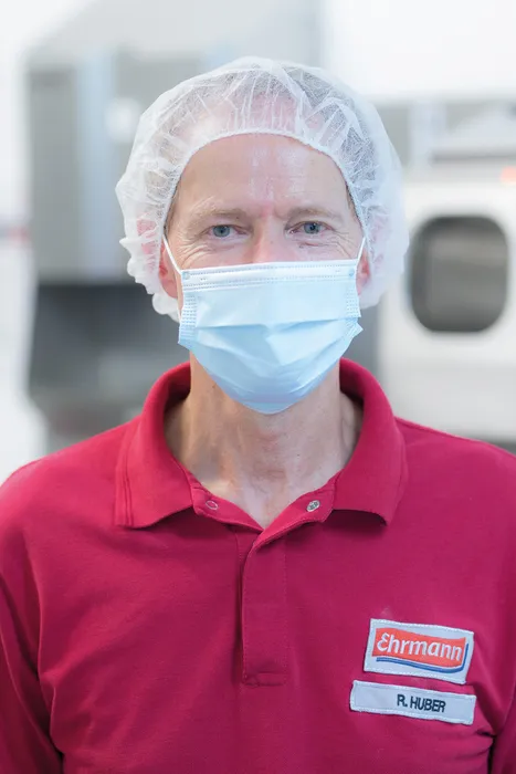 Bild 3:	Reinhard Huber, Teamleiter Anlagenbau Elektrotechnik: „In enger Zusammenarbeit mit Bürkert ließ sich die Modernisierung der komplexen Prozesspneumatik zügig bewältigen.“ (Quelle: Ehrmann SE)
