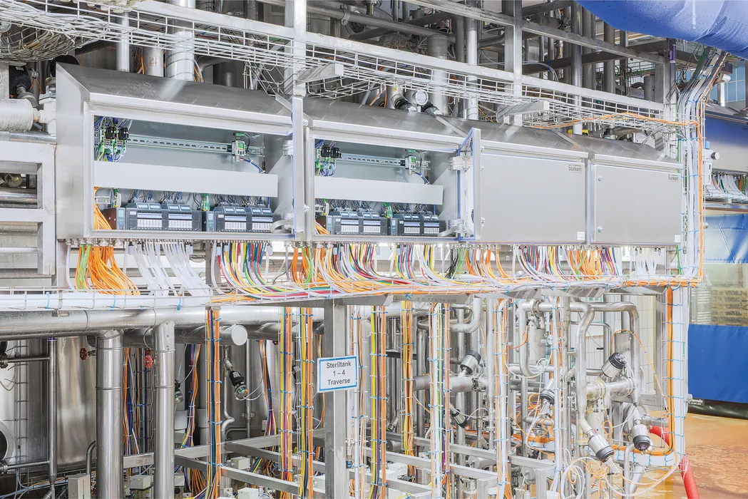 Bild 4:	Für die dezentralen Pneumatik-Steuereinheiten wurden die modular aufgebaute Ventilinseln in hygienegerechten Schaltschränken montiert und vorverdrahtet. (Quelle: Werner Bennek, Bürkert Fluid Control Systems)