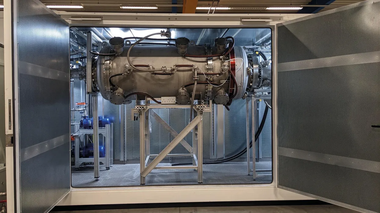 Bild 1: Wasserstoff birgt ein riesiges Energiepotenzial und kommt nicht nur in Wasser vor. Er ist Bestandteil vieler organischer und anorganischer Verbindungen in industriellem Abwasser, Gülle, Kunststoff oder Gasen. Graforce bietet Plasma-Elektrolyseure, die aus energiereichen chemischen Verbindungen in Reststoffen Wasserstoff erzeugen – mit deutlich geringeren Herstellungskosten und höheren Erträgen. (Quelle: Graforce)