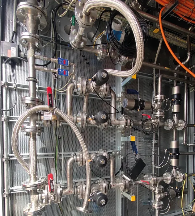 Bild 3:  Es sind ca. 50 Prozessventile an den Wasserstoff- und Kohlenstoffstrecken eingesetzt, z.B. die pneumatischen Schräg- und Geradsitz-Ventile (Typ 2000 und Typ 2012). An den Reaktoren sind Prozessregelsysteme mit Stellungsregler vom Typ 8802 sowie Kugelventile mit pneumatischem Schwenkantrieb (Typ 8805) im Einsatz. (Quelle: Graforce)