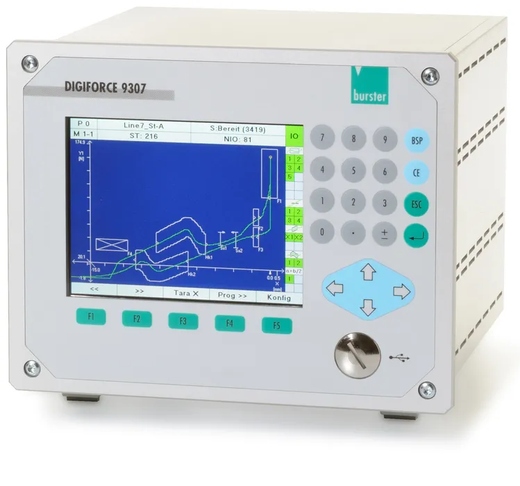 Bild 5: Beim Erfassen und Validieren der Fügekräfte mit dem X/Y-Prozess-Controller DIGIFORCE® 9307 fallen eventuelle Fügefehler sofort auf. (Urheber: burster)