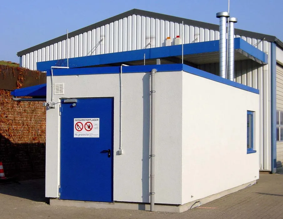 Größere Akkus aus Elektro-Pkw o.ä. können in einem, auch per Hubwagen befahrbaren, Brandschutzcontainer sicher gelagert werden.