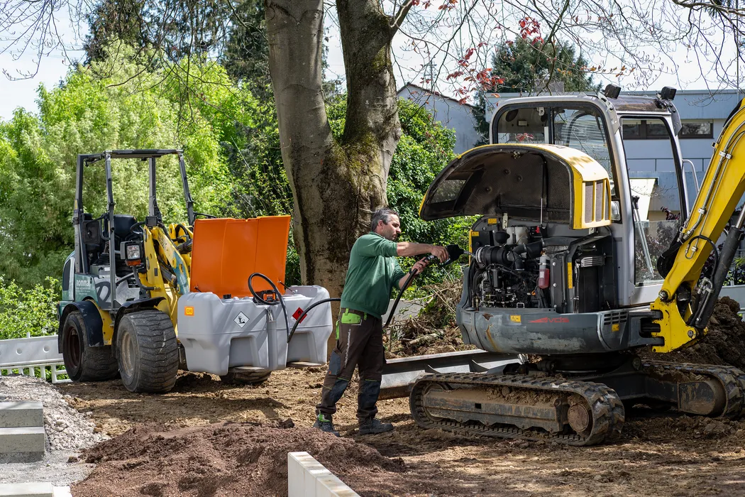 Bild 1: Die bewährten, leistungsstarken Stihl AP-Akkus können für Maschinen auf der Baustelle, in Forst- und Landwirtschaft und im Landschaftsbau nun auch für das mobile Tanken verwendet werden. Das spart Ladegeräte, Akkus und die lästige Suche nach dem passenden Modell. (Urheber: CEMO)