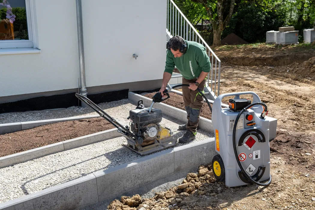 Bild 2: Der 100 l APready Trolley mit breiten Rädern und drei DT Mobil Easy Tankanlagen mit 210, 440 und 980 l Inhalt können mit dem 36-V-Stihl Akkusystem betrieben werden. (Urheber: CEMO)