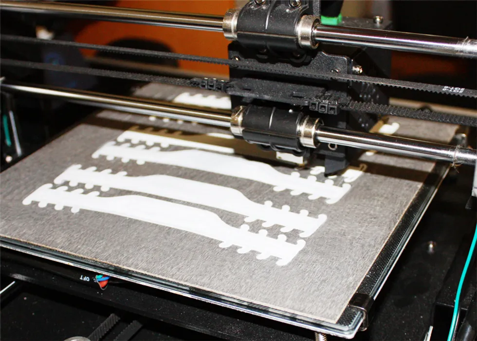 Bild 2:	Um den Drucker aufzurüsten, wird als das Druckbett vermessen und eine Pertinaxplatte benötigt. Die Dr. Dietrich Müller GmbH bietet dafür Pertinaxplatten in verschiedenen Größen und Dicken von 0,5 bis 1 mm, in seltenen Fällen auch bis zu 5 mm Stärke (Urheber: Dr. Dietrich Müller GmbH)