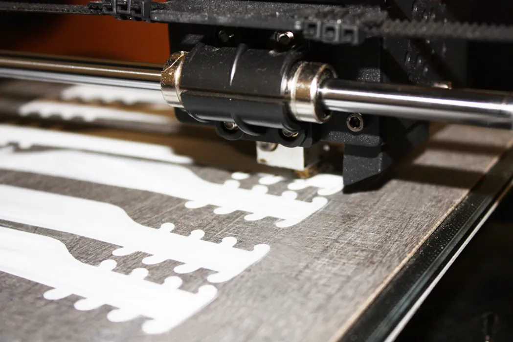 Bild 3:	Mit dem richtigen Anschliff haftet das Druckobjekt gut und lässt sich nach dem Abkühlen leicht von der Oberfläche ablösen (Urheber: Dr. Dietrich Müller GmbH)