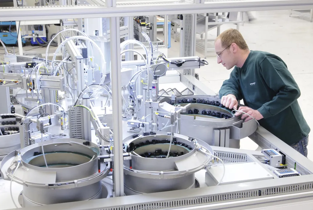 Bild 2:	Engmatec hat sich spezialisiert auf Entwicklung und Bau von Prüfgeräten und Montageanlagen, überwiegend für elektronische Baugruppen und Produkte, und gehört europaweit zu den größten Anbietern in diesem Bereich. (Bild: Engmatec)