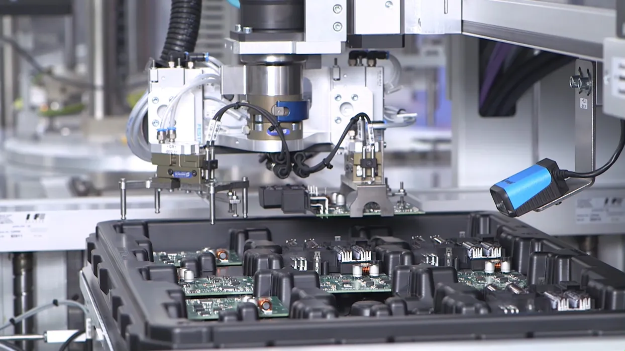 Bild 6: Traceability spielt in der Elektronikfertigung eine wichtige Rolle. Ist ohnehin ein Logikbaustein verbaut, lassen sich Informationen zum Produkt und einzelnen Fertigungsschritte direkt darin speichern. Aber auch herkömmliche Markierungslösungen sind denkbar. (Bild: Engmatec)