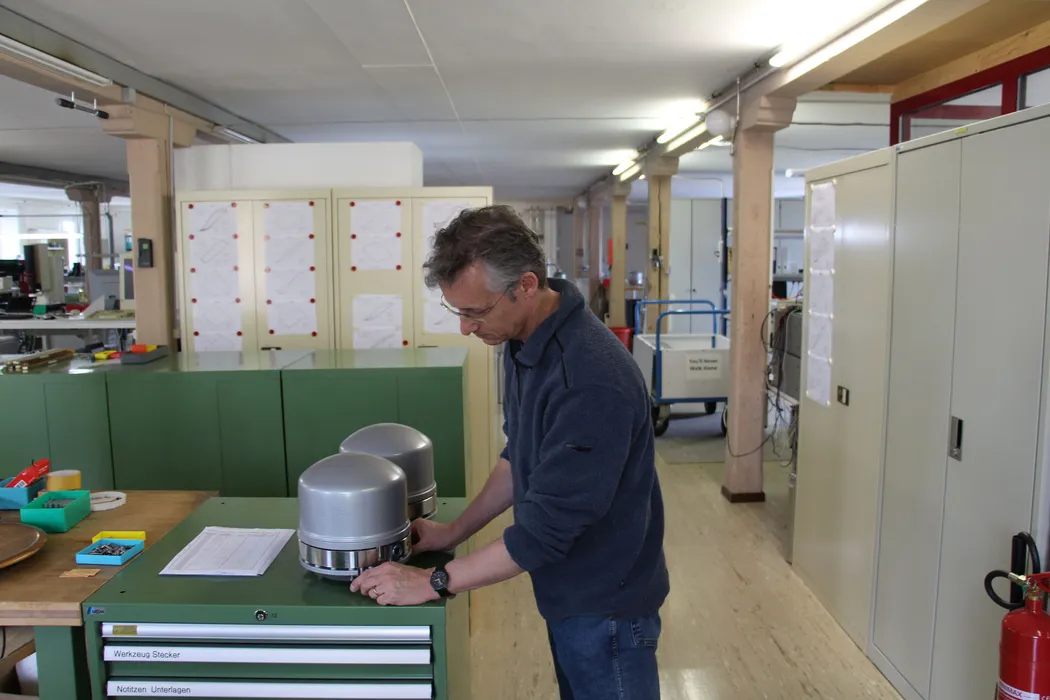 Bild 2:	Beim Streckeisen-Breitbandseismometer bleiben die Pendel immer in Gleichgewichtsposition. Gemessen wird der Strom, der für die Nachführung benötigt wird. Je größer die einwirkende Bewegung, desto höher ist das Korrektursignal. (Bild: Streckeisen)