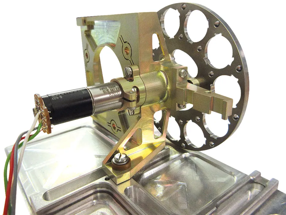 Bild 3:	Das Filterrad rotiert vor den beiden Weitwinkelkameras. Für scharfe Bilder müssen die Objektivfilter exakt positioniert werden. (Quelle: ESA/ATG medialab)