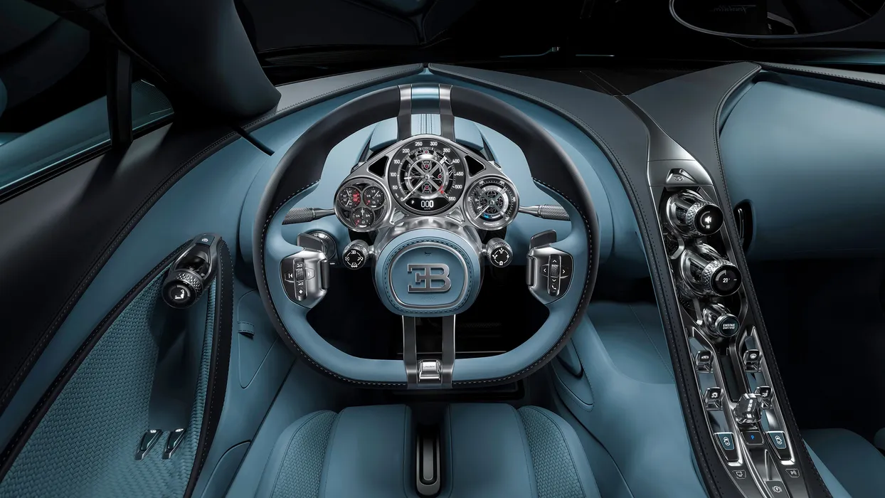 Bild 2:	Wer hinterm Lenkrad sitzt, schaut nicht auf eine Digitalanzeige, sondern auf ein echtes Schweizer Uhrwerk. (Urheber: BUGATTI AUTOMOBILES)