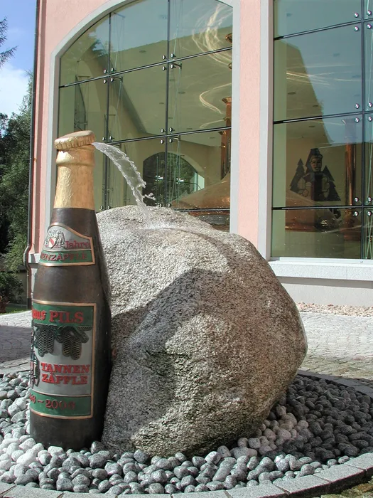 Bild 1a,b:	Introbild von Brauerei, (Urheber: Rothaus) 