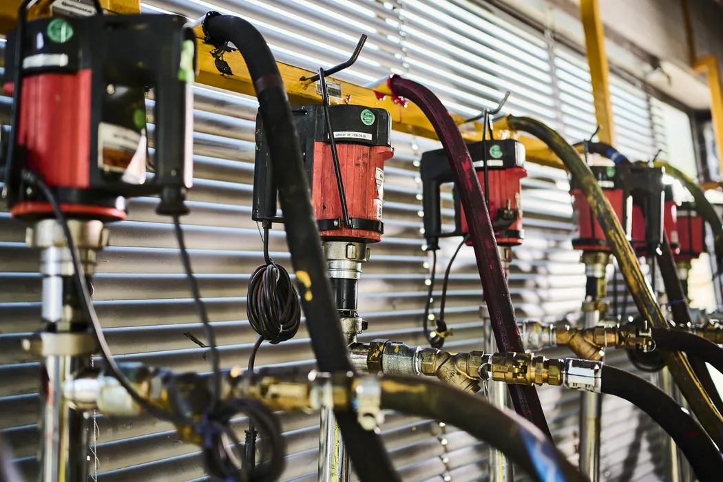 Bild 2a: Robuste Wandhalterungen tragen bei stationärem Betrieb das Gewicht, mobile Pumpen können damit nahe am Arbeitsplatz sicher verstaut werden. (Urheber: FLUX)