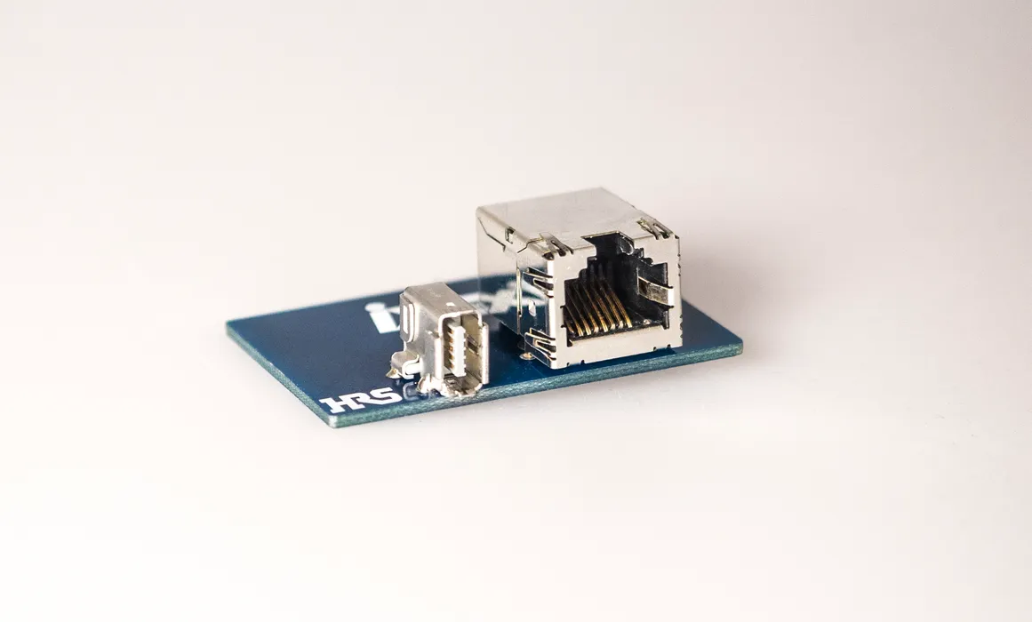 Bild 2:	Mit dem neuen Steckverbinder ix industrial erreicht man eine 5-fach höhere Packungsdichte im Vergleich zum herkömmlichen RJ45 Format. (Urheber: Helukabel)