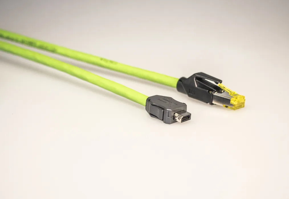 Bild 3: Zwei Datensteckverbinder in zwei Baugrößen: RJ45 mit 8 Polen und ix industrial mit 8 plus 2 Polen. (Urheber: Helukabel)