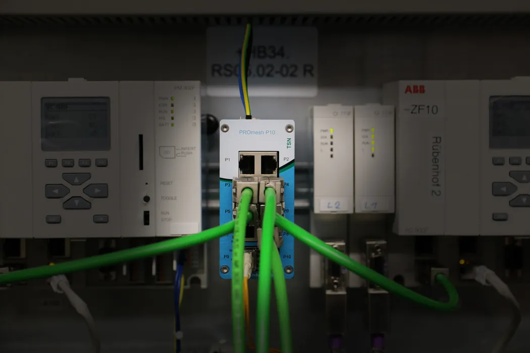 Bild 3: Managed Industrial Ethernet Switch PROmesh P10. Backplane Kapazität: 51,2 Gbit/s, Throughput:19,3 Mpps., Buffer Size: 2 MBit und Buffer Pagesize: 256Byte. (Urheber: Indu-Sol)
