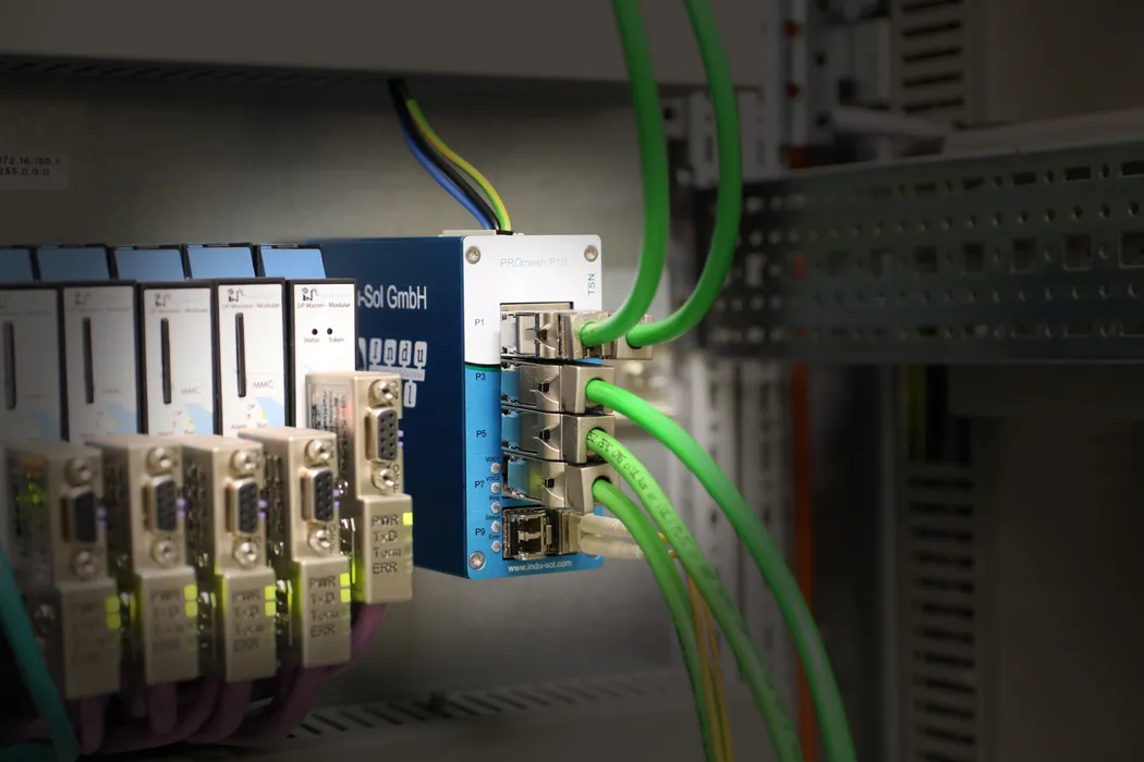 Bild 3:	Managed Industrial Ethernet Switch PROmesh P10. Backplane Kapazität: 51,2 Gbit/s, Throughput:19,3 Mpps., Buffer Size: 2 MBit und Buffer Pagesize: 256Byte. (Urheber: Indu-Sol) 