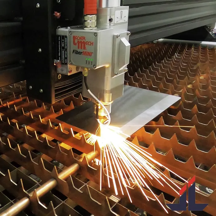 Bild 1: Beim Metallschneiden auch bei kleineren Stückzahlen oder der Prototypenfertigung auf Lasertechnik zu setzen, hat in der Praxis viele Vorteile. (Urheber: JustLaser)