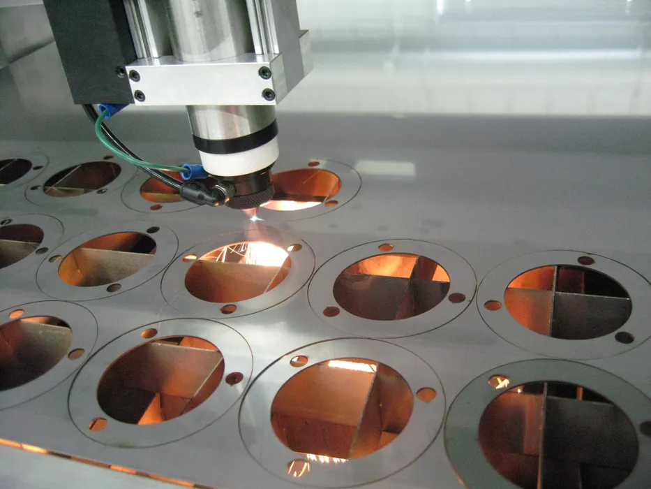 Bild 2: Der Stand-alone-Lasercutter eignet sich vor allem für die Fertigung von Prototypen oder Kleinserien. (Urheber: JustLaser)