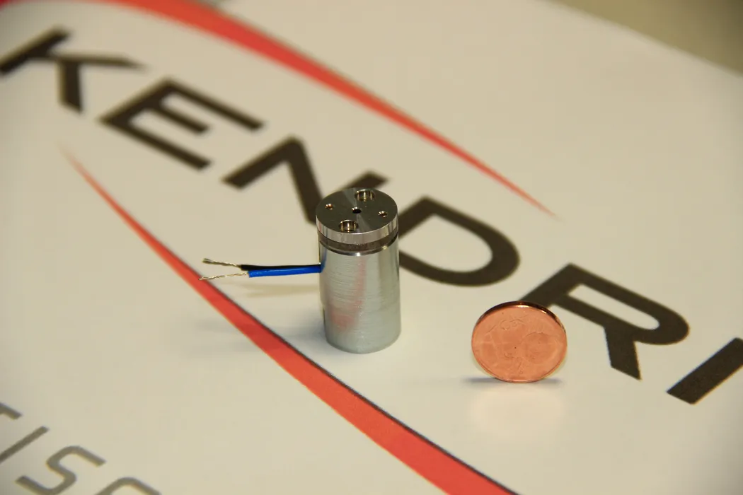 Die wohl kleinste Permanentmagnetbremse der Welt misst im Durchmesser lediglich 14 Millimeter und wiegt nur 13,6 Gramm.