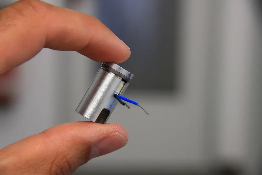 Bild 3: Die wohl kleinste Permanentmagnetbremse der Welt misst im Durchmesser lediglich 14 Millimeter und wiegt nur 13,6 Gramm.