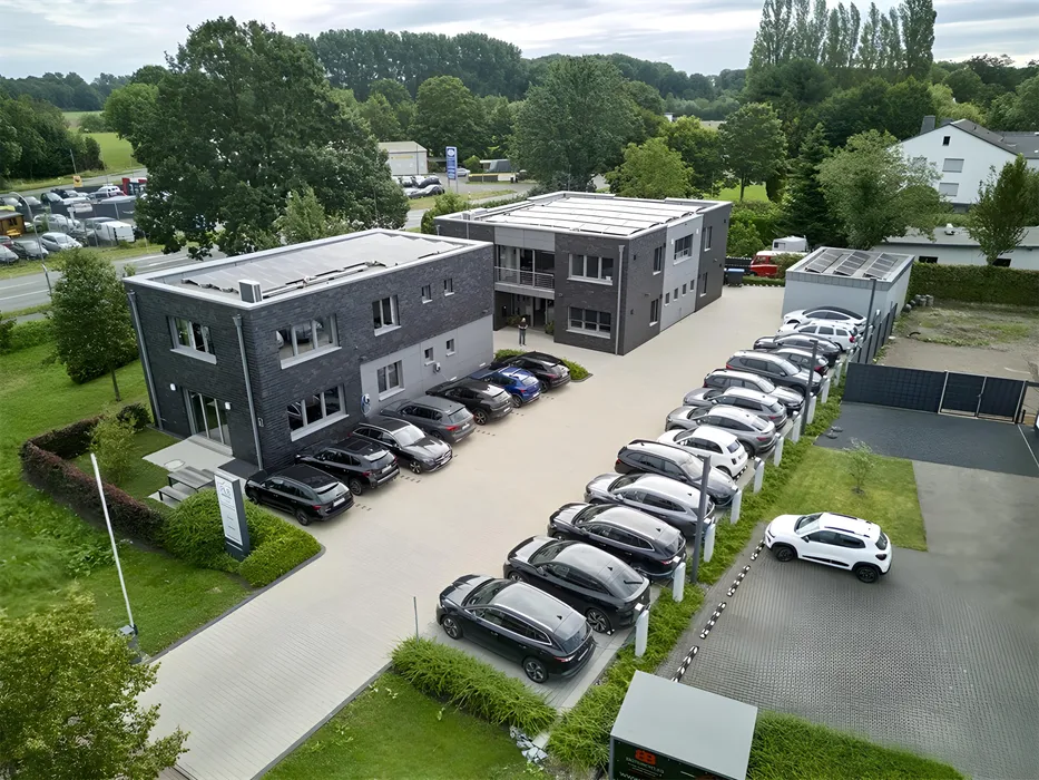 Bild 2: Für die Umstellung der Fahrzeugflotte wurden 23 neue Ladesäulen auf dem Firmengelände installiert. (Urheber: Planungsbüro Jansen GmbH)