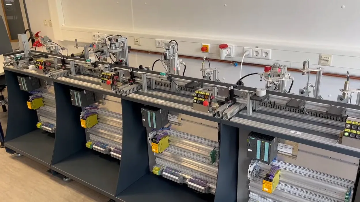 Bild 3: 	Reale Lernfabrik (Urheber: MHJ-Software GmbH & Co. KG )