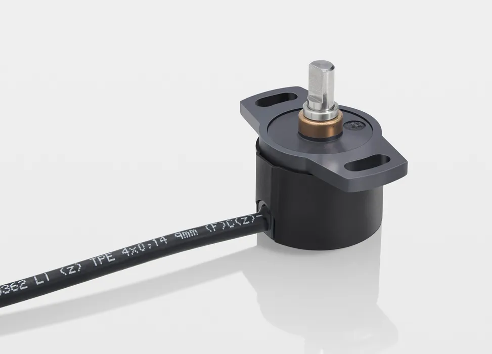 Bild 1:	Kontaktloser Multiturn-Sensor der Baureihe RSM-2800. Der Messbereich beträgt bis zu 16 Umdrehungen; der Positionswert wird analog oder als SPI- oder SSI-Signal ausgegeben. (Urheber: Novotechnik)