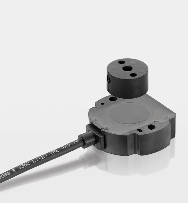 Bild 2:	Magnetischer Winkelaufnehmer, bei dem Sensor und Positionsgeber als getrennte Komponenten konzipiert sind (RFC 4800). Der positionsgebende Magnet wird einfach an der drehenden Welle angebracht. (Foto: Novotechnik)