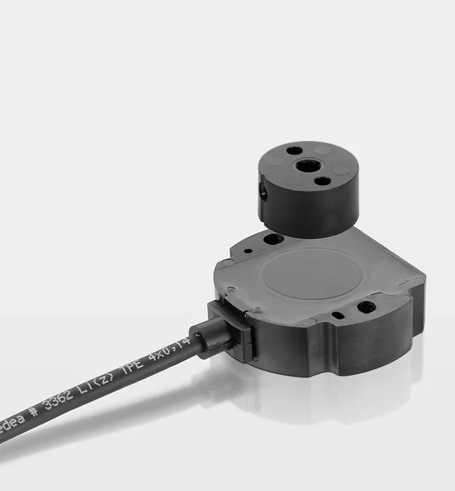 Bild 2:	Magnetischer Winkelaufnehmer, bei dem Sensor und Positionsgeber als getrennte Komponenten konzipiert sind (RFC 4800). Der positionsgebende Magnet wird einfach an der drehenden Welle angebracht. (Foto: Novotechnik)