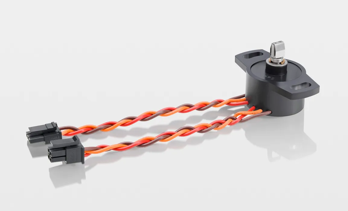 Bild 3:	Für die Lenkung erfasst ein potentiometrischer Winkelsensor die Stellung des Joysticks. Ein weiterer ist an der Drehachse des Sitzes befestigt (Urheber: Novotechnik)
