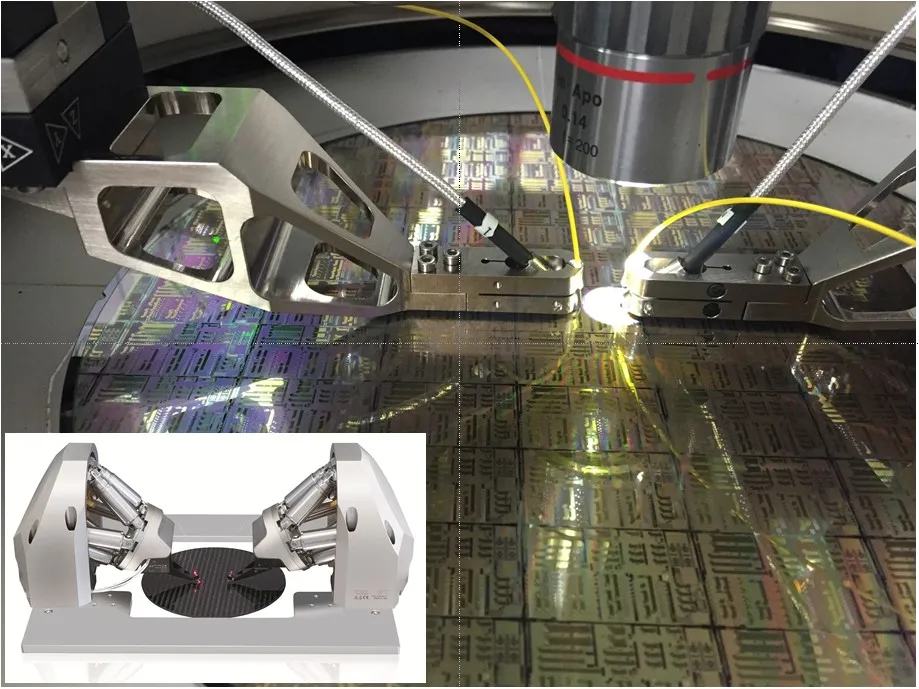 Bild 3: Cascade Microtechs CM300 Waferprober integriert das Fast Multichannel Photonics Alignment-System von PI (kleines Bild) für die Überprüfung von Silizium-Photonik-Bauelementen auf dem Wafer. (Quelle: Cacade Microtech, division of FormFactor Inc.)