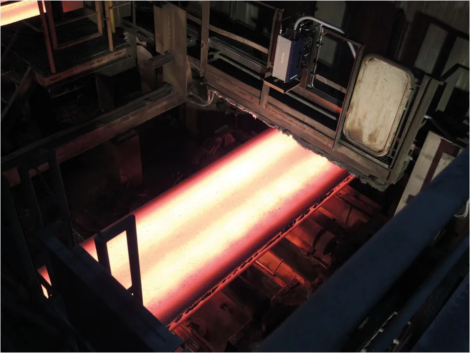 Bild 3:	Position des Messsystems über dem Strang. Vorne links ist ein Teil der Brücke mit den Brennschneidern zu sehen. (Bild: Polytec)