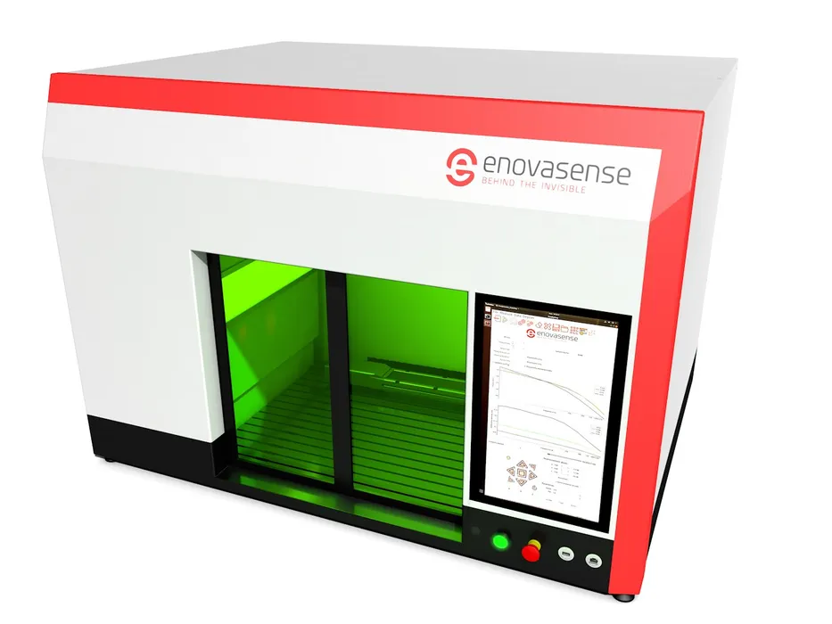 Bild 2:	Das fotothermische Messverfahren zur Prüfung der Eloxal-Schicht wird als By-the-Line- oder Labor-Kontrollstation angeboten, lässt sich bei Bedarf aber auch direkt in die Produktionslinie integrieren. HAKO-L(a) eignet sich für Objekte mit Abmessungen bis 550 x 500 x 300 mm. Für kleinere Objekte mit Abmessungen bis 200 x 200 x 120 mm gibt es die kleinere Version HAKO-S (b). (Urheber: Enovasense) 