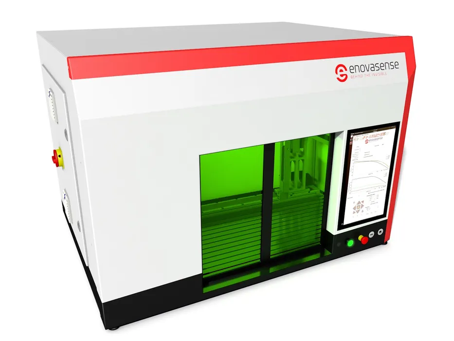 Bild 2:	Das fotothermische Messverfahren zur Prüfung der Eloxal-Schicht wird als By-the-Line- oder Labor-Kontrollstation angeboten, lässt sich bei Bedarf aber auch direkt in die Produktionslinie integrieren. HAKO-L(a) eignet sich für Objekte mit Abmessungen bis 550 x 500 x 300 mm. Für kleinere Objekte mit Abmessungen bis 200 x 200 x 120 mm gibt es die kleinere Version HAKO-S (b). (Urheber: Enovasense) 