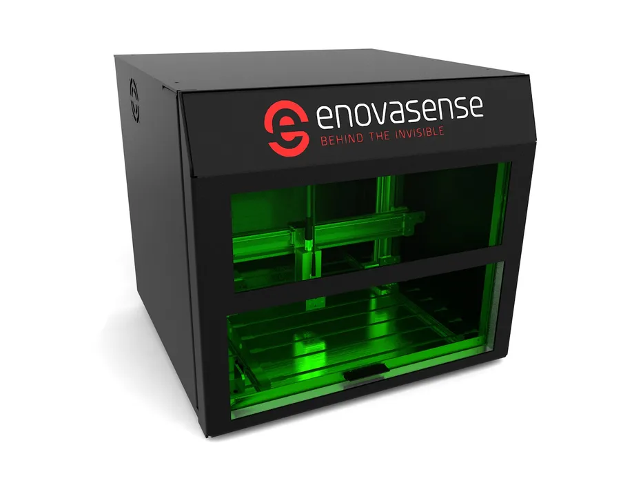 Bild 2:	Das fotothermische Messverfahren zur Prüfung der Eloxal-Schicht wird als By-the-Line- oder Labor-Kontrollstation angeboten, lässt sich bei Bedarf aber auch direkt in die Produktionslinie integrieren. HAKO-L(a) eignet sich für Objekte mit Abmessungen bis 550 x 500 x 300 mm. Für kleinere Objekte mit Abmessungen bis 200 x 200 x 120 mm gibt es die kleinere Version HAKO-S (b). (Urheber: Enovasense) 